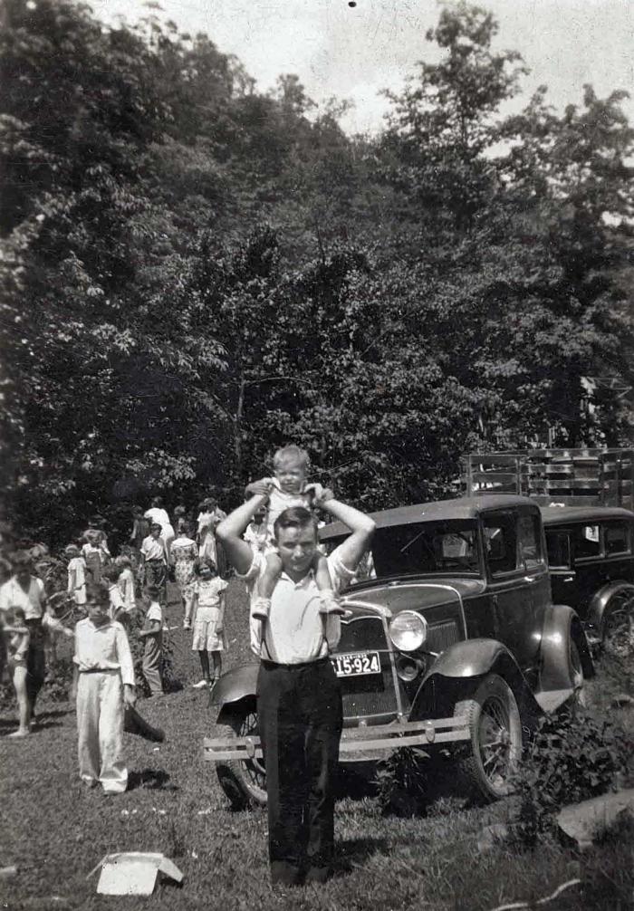 Man and child at picnic; Ice, KY, 1922