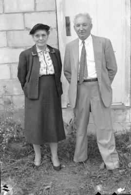 Exterior portrait of Mattie and Enoch Rose 