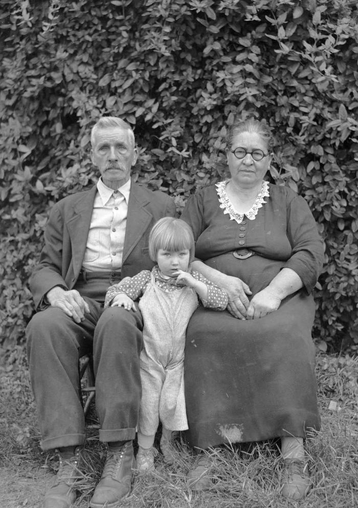 Portrait of Jeff and Denzie Hollyfield with unidentified child