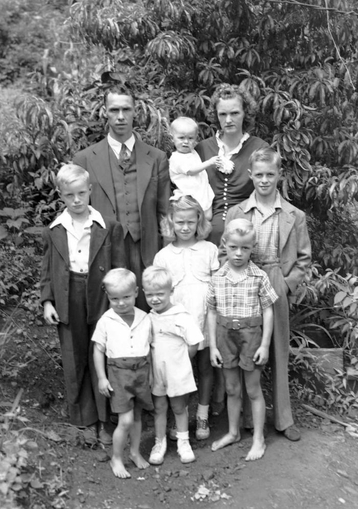 Family portrait of Darwin and Ota Mullins with seven children