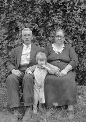 Portrait of Jeff and Denzie Hollyfield with unidentified child