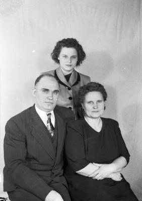 Interior portrait of Arvid, Ethel, and Imogine Mullins