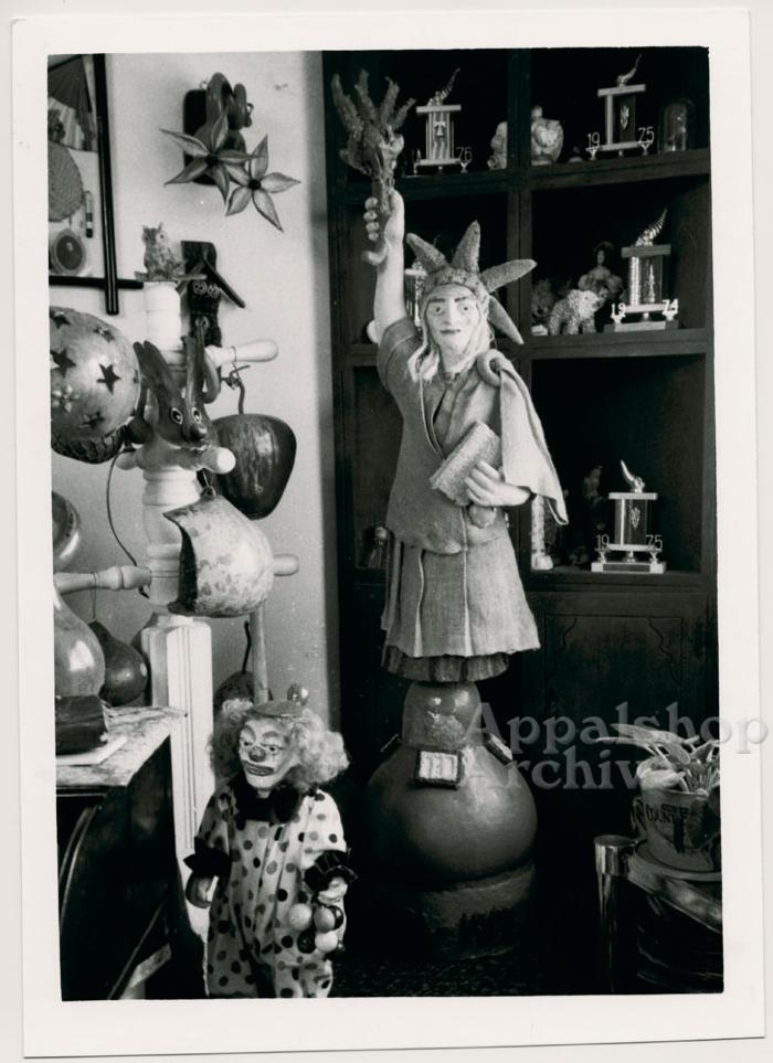 Minnie Black's Gourd Band production still