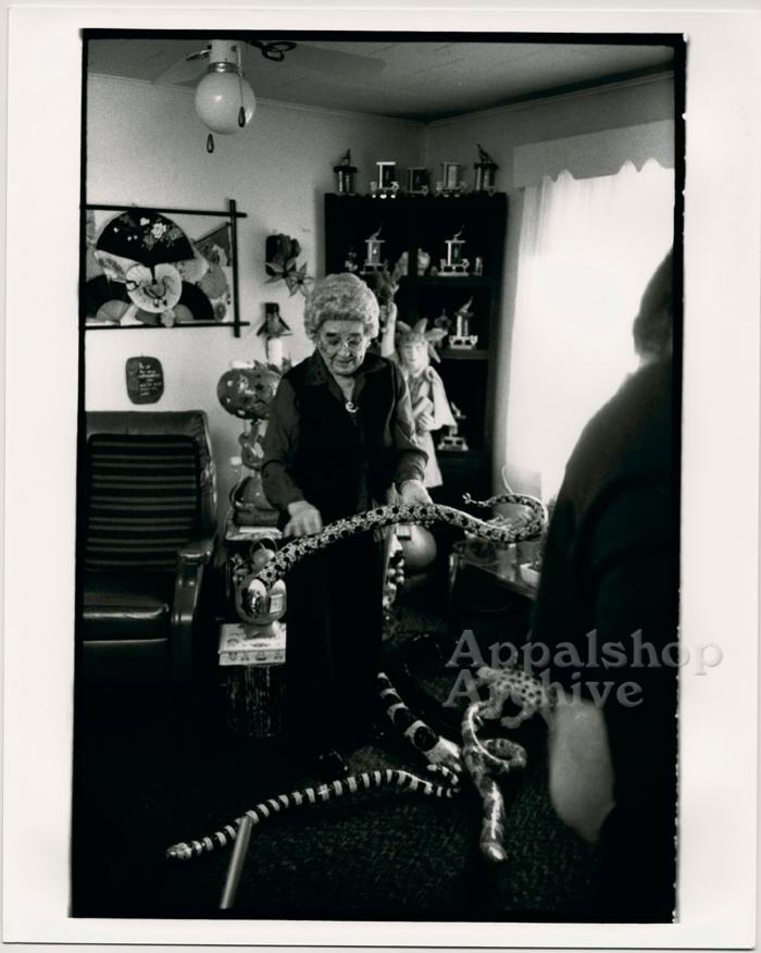 Minnie Black's Gourd Band production still