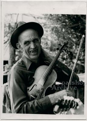 Musician Beachard Smith with fiddle